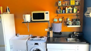 Réfrigérateur, micro-ondes, grille-pain, tables à manger