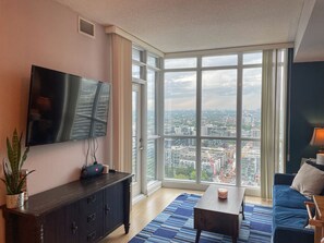 Living area - Stunning 1+1 BR DT w/parking (Toronto)