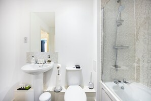 Combined shower/bathtub - Garland Modern Central City Apartment London-Close to Station (London)