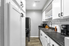 Frigorifero, microonde, forno, piano cottura