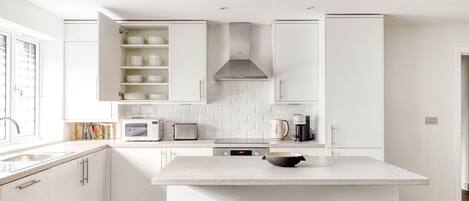 Kühlschrank, Mikrowelle, Ofen, Herdplatte