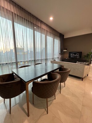 Căn hộ Exclusive, không hút thuốc, quang cảnh vườn | Khu vực ăn uống tại phòng