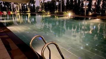 2 outdoor pools