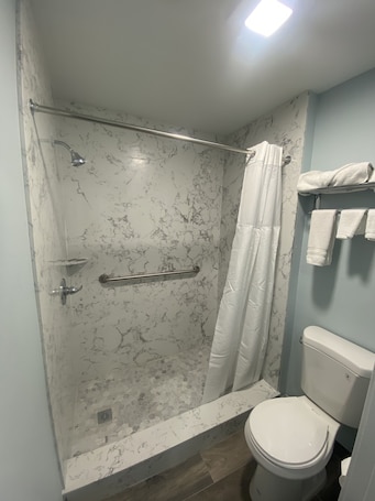 Shower, towels. Star Inn Motel