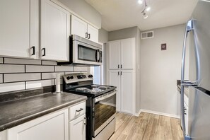 Réfrigérateur, four à micro-ondes, un four, surface de cuisson
