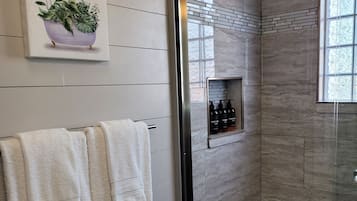 Bañera con ducha, secador de pelo, toallas, jabón