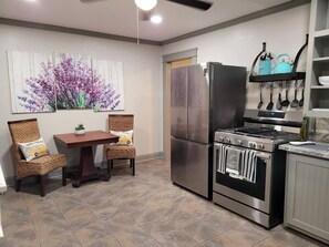 Coffee/tea maker, fridge, microwave, oven - Downtown Cozy Getaway (Fort Smith)