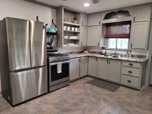 Refrigerador, microondas, horno y parrilla de estufa 