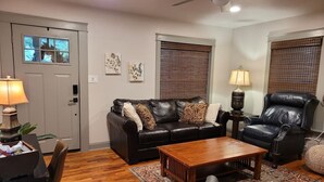 Smart TV - Downtown Cozy Getaway (Fort Smith)