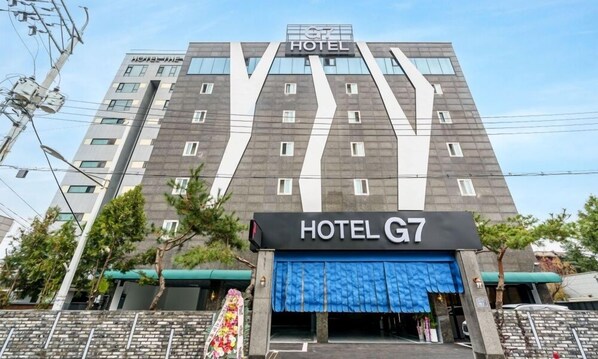 A modern hotel building with a prominent 'HOTEL G7' sign at the entrance. - Dongducheon G7 Hotel (Dongducheon)