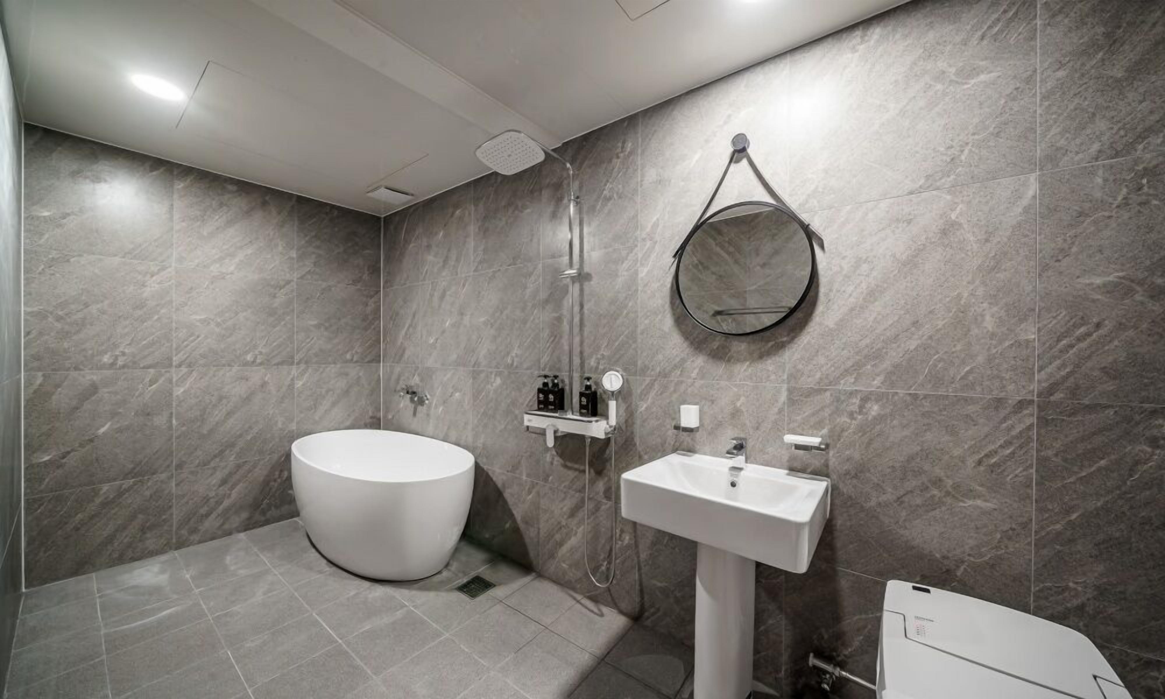 Business kamer | Badkamer | Een aparte badkuip en douche, gratis toiletartikelen, een haardroger