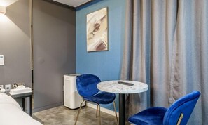 Chambre double (Gold, 2PC) | Décor unique, ameublement unique, accès au Wi-Fi (inclus)