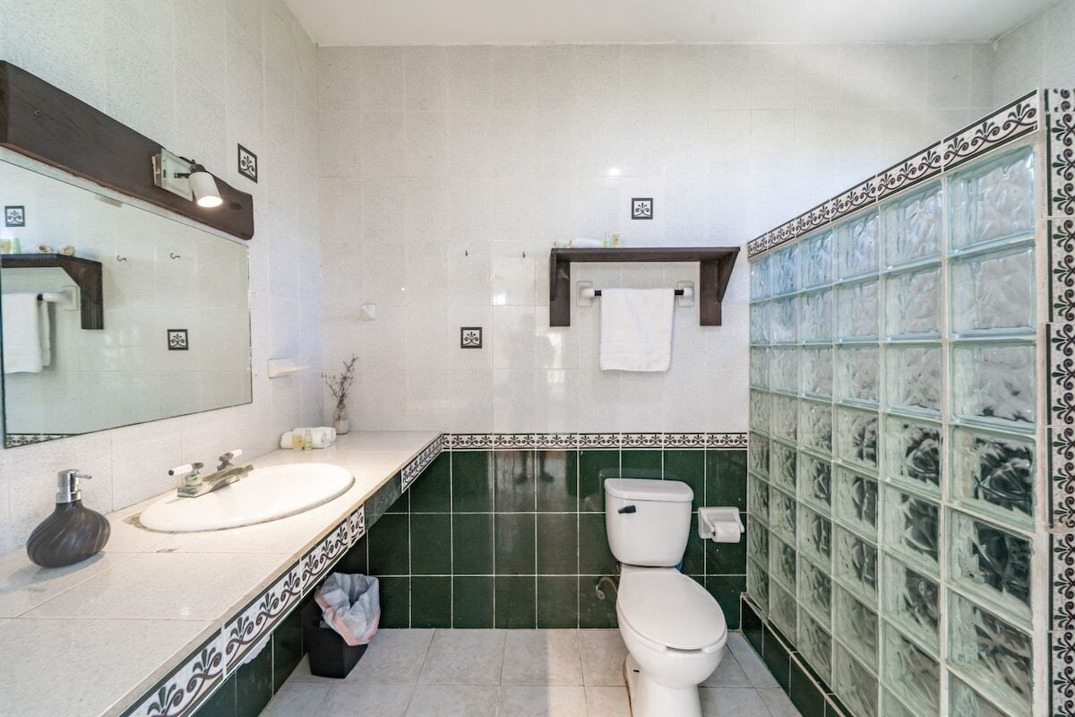 Panoramic Cabin | Bathroom | Shower, towels, soap, shampoo