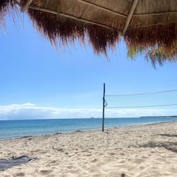 Am Strand, weißer Sandstrand