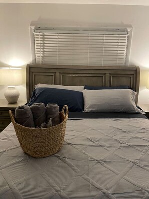 2 bedrooms, desk, iron/ironing board, WiFi