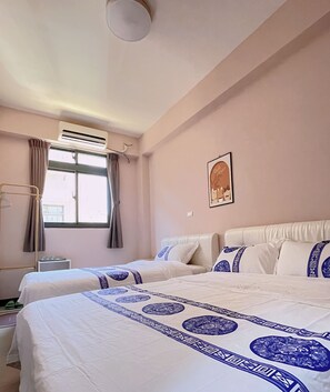 Habitación triple Confort | Escritorio, espacio para trabajar con un portátil, cortinas opacas