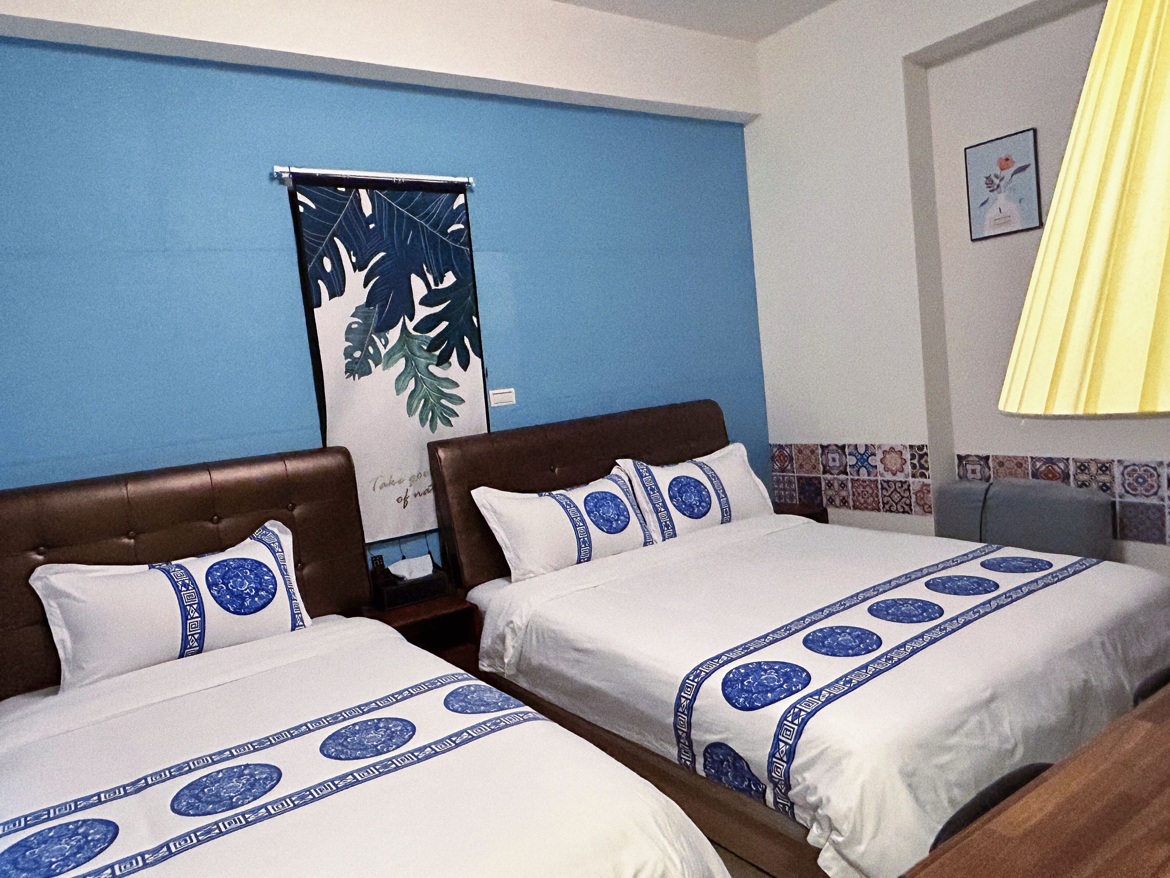 Escritorio, espacio para trabajar con laptop y cortinas blackout 