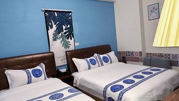 Comfort Triple Room | Desk, laptop workspace, blackout drapes, free WiFi
