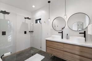 Shower, rainfall showerhead, hair dryer, towels - Luxury Grand Canyon Basecamp • 40 min to South Rim (Williams)