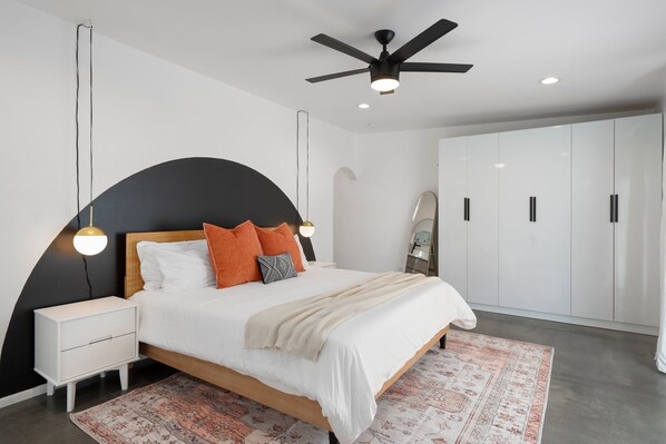 4 Schlafzimmer, Betten mit Memory-Foam-Matratzen, Schreibtisch