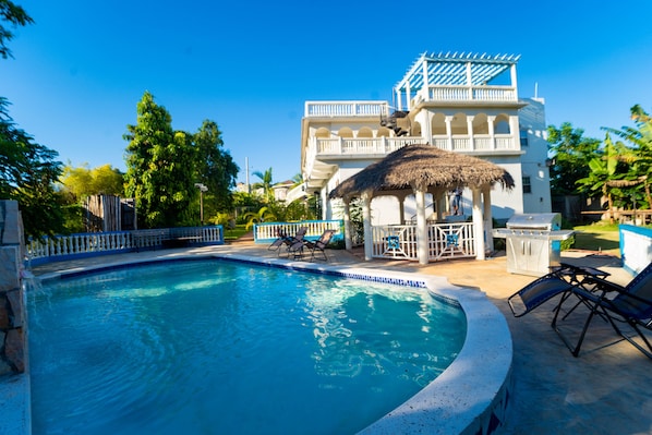 Outdoor pool - VILLA in Coral Spring, between Falmouth and Duncans on the north coast.
(Falmouth)