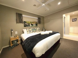 Room - Central Villa/Low mobility designed/2 King Beds/9 beds total/3 bathrooms/Pets (Maryborough)