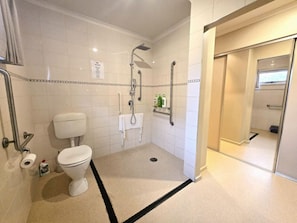 Bathroom - Central Villa/Low mobility designed/2 King Beds/9 beds total/3 bathrooms/Pets (Maryborough)