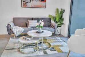 普通公寓 | 起居區 | 50-吋智慧型電視、數位頻道、電視、Netflix