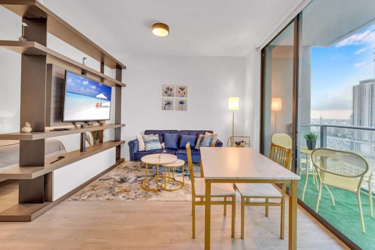 Estudio urbano | Área de sala de estar | Smart TV de 50 pulgadas con canales digitales, televisión y Netflix 