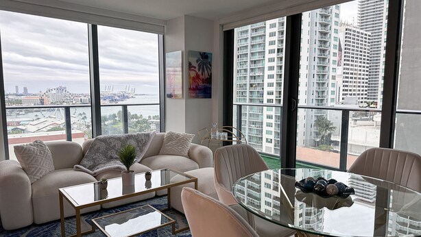 Unclassified image, 1 of 20, button - LA Experience (Miami)