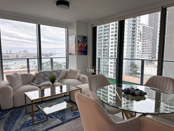 都會開放式客房 | 起居區 | 50-吋智慧型電視、數位頻道、電視、Netflix