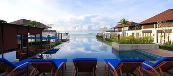 Nice Seaview Condo, Private Beach