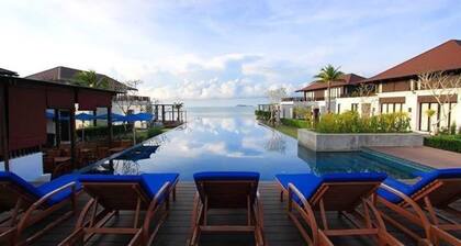 Nice Seaview Condo, Private Beach