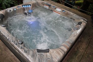 Outdoor spa tub - Tree House in Volcano Rainforest with a Hot Tub (Volcano)