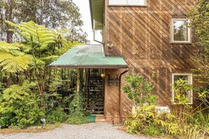 Exterior - Tree House in Volcano Rainforest with a Hot Tub (Volcano)
