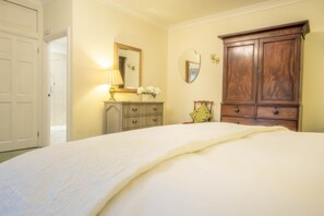 4 bedrooms, iron/ironing board, internet, bed sheets