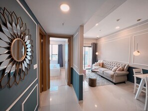 スーペリア アパートメント | リビング エリア | 42 インチのテレビ (デジタル放送視聴可)