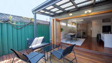 Rumah Basic, Beberapa Tempat Tidur | Tempat makan outdoor