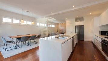 Basic House, Multiple Beds | Private kitchen | Fridge, microwave, oven, stovetop