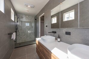 Bathroom - Renovated 3 Bedroom Family Home in Richmond With Parking (Richmond)