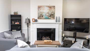 Smart-TV, peis, bøker og PC-skjermer