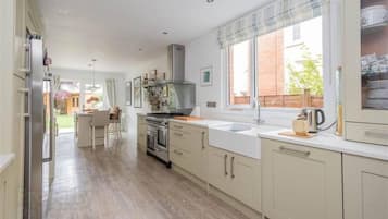 House, Multiple Beds | Private kitchen | Fridge, microwave, oven, stovetop