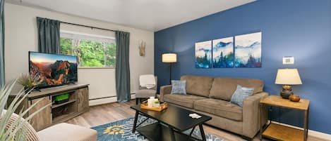 Condo, várias camas, varanda, vista para o jardim (220 Peterson St Unit 5) | Área de estar | TV de tela plana 50 polegadas com canais digitais