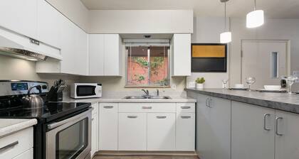Azure Suite Walkable Old Town Condo w/ Park View