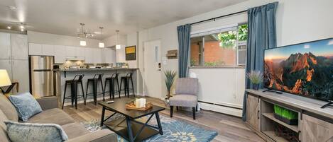 Appart'hÎtel, plusieurs lits, patio, vue jardin (220 Peterson St Unit 5) | Coin séjour