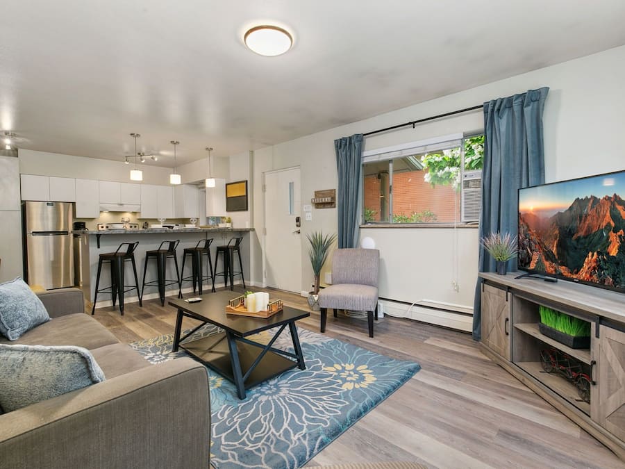 Condo, várias camas, varanda, vista para o jardim (220 Peterson St Unit 5) | Área de estar | TV de tela plana 50 polegadas com canais digitais