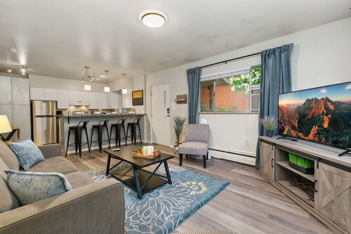 Azure Suite Walkable Old Town Condo w/ Park View