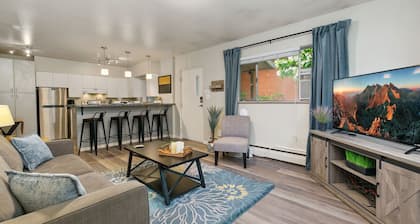 Azure Suite Walkable Old Town Condo w/ Park View