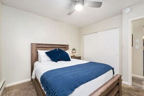Huoneisto, useita sänkyjä, patio, näköala puutarhaan (220 Peterson St Unit 5) | 1 makuuhuone, yksilöllisesti sisustettu, yksilöllisesti kalustettu