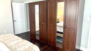 2 bedrooms, iron/ironing board, free WiFi, bed sheets